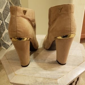 7.5 Guess boots